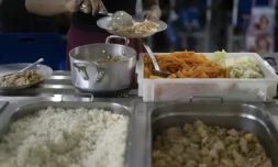 Des plats proposés pour le déjeuner à l'école municipale Burle Marx, le 4 avril 2024 à Rio de Janeiro, au Brésil ( AFP / Pablo PORCIUNCULA )