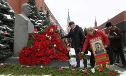Des communistes russes rendent hommage au dictateur soviétique Joseph Staline au pied du Kremlin sur la place Rouge à Moscou, en Russie, le 21 décembre 2016