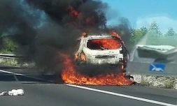 Voiture en feu 