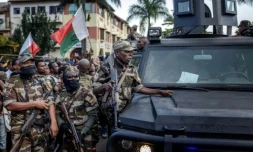 Des soldats malgaches en véhicules blindés sont entourés de manifestants saluant leur arrivée à l'hôtel de ville d'Antananarivo, le 11 octobre 2025 ( AFP / Luis TATO )