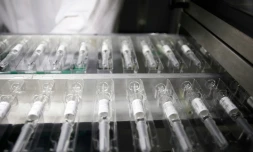 Des seringues de vaccins dans une usine de Sanofi Pasteur Ă Val-de-Reuil, dans le nord-ouest de la France, le 26 novembre 2012