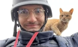 Un selfie du journaliste de l'AFP Arman Soldin lors d'une mission pour l'AFP en Ukraine, avec un chat sur l'épaule, date inconnue ( AFP / Arman SOLDIN )