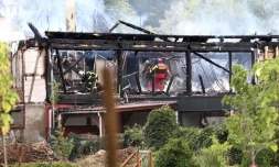 Les pompiers sur les lieux d'un incendie dans un foyer pour personnes handicapées à Wintzenheim prÚs de Colmar, dans le Haut-Rhin, le 9 août 2023
