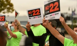 Des chauffeurs Uber et Lyft mobilisent leurs pairs contre la Proposition 22 à Oakland en octobre 2020