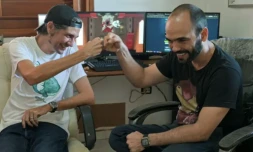 Les développeurs Josuhe Pagliery (G) et David Darias (D) se congratulent après la sortie sur les consoles et plateformes internationales de "Saviorless", le premier jeu vidéo cubain indépendant, à La Havane, le 2 avril 2024 ( AFP / ADALBERTO ROQUE )