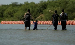 Au Texas, une barrière flottante avec des dents métalliques pour empêcher l'immigration clandestine [?]