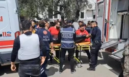 Photo diffusĂ©e le 15 avril 2026 par l'agence de presse turque DHA (Demiroren News Agency) montrant des secouristes transportant un sac mortuaire Ă KahramanmaraĆ, dans le sud de la Turquie, aprĂšs des tirs dans une Ă©cole ( DHA (Demiroren News Agency) / HANDOUT )