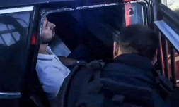 L'un des gendarmes français a été embarqué dans une voiture de police. [Chloe ROUVEYROLLES-BAZIRE / AFP]