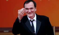 Le réalisateur américain Quentin Tarantino fait un geste en arrivant au festival de Cannes le 18 mai 2019