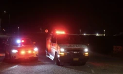 Une ambulance quitte le lieu d'une attaque de drones prÚs de Binyamina, dans le nord d'Israël, le 13 octobre 2024 ( AFP / Oren ZIV )