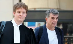 L'agent immobilier et ex-animateur de télévision Stéphane Plaza (d) arrive avec l'un de ses avocats pour son procès en appel pour violences conjugales à Paris, le 26 juin 2026 ( AFP / MEHDI FEDOUACH )
