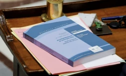 Les députés ont entamé lundi dans l'hémicycle les débats sur la fin de vie et l'examen d'un premier texte sur les soins palliatifs, tout en se projetant déjà vers le deuxième volet plus clivant concernant "l'aide à mourir" ( AFP / Ludovic MARIN )