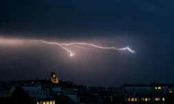 Un éclair dans un ciel d'orage près de la basilique du Sacré Coeur à Montmartre, le 25 juin 2025 à Paris ( AFP / Julie SEBADELHA )