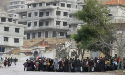 Des habitants de la localité assiégée de Madaya attendent un convoi d'aide de la Croix-Rouge syrienne, le 14 janvier 2016