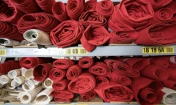 Des tapis rouges recyclés utilisés lors du dernier Festival de Cannes, dans les locaux de l'association La réserve des arts, le 4 juin 2025, à Marseille ( AFP / Miguel MEDINA )