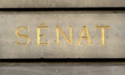 Le Sénat a rejeté mercredi, contre toute attente, une proposition de loi visant à réduire le nombre de conseillers municipaux dans les petites communes qui font face à une insoluble crise de l'engagement local et peinent parfois à constituer des listes pour les municipales ( AFP / STEPHANE DE SAKUTIN )