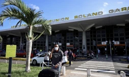 arrivée à l'aéroport pendant le confinement de coronavirus