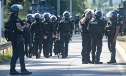 Des gendarmes bloquent une route à Mont Dore, commune de la banlieue sud de Nouméa, le 19 septembre 2024 en Nouvelle-Calédonie ( AFP / Delphine MAYEUR )