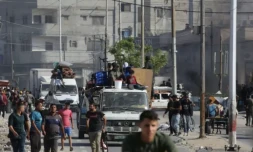 Des Palestiniens transportant des affaires personnelles fuient Rafah, dans le sud de la bande de Gaza, le 12 mai 2024 ( AFP / - )