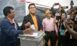 Le président sortant Andry Rajoelina (c) vote au premier tour de la présidentielle, le 16 novembre 2023 à Antananarivo, à Madagascar ( AFP / MAMYRAEL )