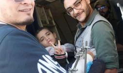 Des bénévoles sortent un enfant palestinien blessé d'un l'avion à Abou Dhabi, aprÚs avoir été évacué de la bande de Gaza dans le cadre d'une mission humanitaire organisée par les Emirats arabes unis, le 18 novembre 2023