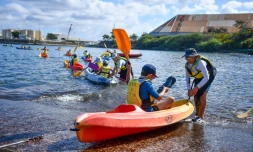 Vakans dann Port : une première semaine à la conquête de l'eau pour les enfants
