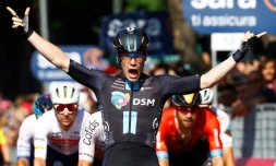 L'Italien Alberto Dainese remporte au sprint la 11e étape du Giro, le 18 mai 2022 à Reggio Emilia 