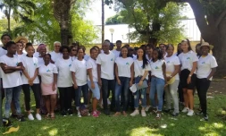 Les jeunes saint-paulois avec Yoland Velleyen