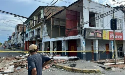 Un homme se tient devant une maison endommagĂ©e aprĂšs le sĂ©isme qui a frappĂ© la ville d'Esmeraldas, en Ăquateur, le 25 avril 2025