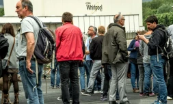 Manifestants devant l'usine Whirlpool d'Amiens dans le nord de la France, le 14 mai 2017
