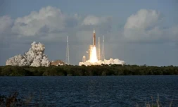 Décollage de la fusée emmenant trois Américains et un Canadien autour de la Lune, au Kennedy Space Center à Cap Canaveral, en Floride, le 1er avril 2026 ( AFP / Jim WATSON )