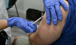 Les autorités sanitaires ont largement maintenu en l'état lundi leurs recommandations en matière de vaccination contre le mpox, n'élargissant pas le vaccin à de nouvelles catégories de population mais suggérant une dose de rappel aux personnes déjà jugées à risque ( AFP / Pascal GUYOT )