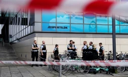 Des policiers montent la garde devant le centre commercial Fields Ă Copenhague au lendemain d'une attaque meurtriĂšre, le 4 juillet 2022