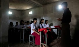 Cette photo prise le 15 août 2025 montre des élÚves dans une salle de classe aménagée dans un bunker en béton pour se protéger des frappes aériennes dans un village de la région de Sagaing, en Birmanie. ( AFP / STR )