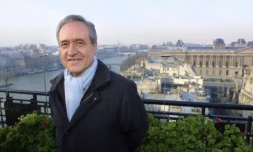 Jean Tiberi, candidat alors à sa propre succession en tant que maire de Paris, le 16 janvier 2001 sur la terrasse d'un restaurant parisien ( AFP / DANIEL JANIN )
