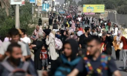 Des Palestiniens fuient à pied vers le sud de la bande de Gaza pour échapper aux frappes israéliennes, le 8 novembre 2023 ( AFP / Mohammed ABED )