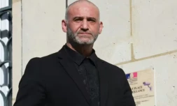 Christophe Ellul, compagnon d'Elisa Pilarski, décédée en 2019 des suites de morsures canines, quitte le tribunal de Soissons le 3 mars 2026 ( AFP / Francois LO PRESTI )