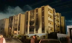 De la fumée s'échappe du siÚge du Parlement à Tobrouk en Libye, aprÚs son attaque par des manifestants, le 2 juillet 2022