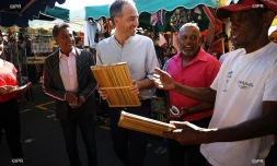 Raphaël Glucksmann arrive à l'aéroport Roland Garros