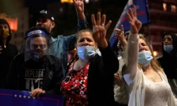 Des partisans du président américain Donald Trump manifestent contre la fermeture de commerces et le reconfinement dans un quartier de New York (Etats-Unis), le 8 octobre 2020