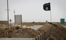 Un drapeau du groupe jihadiste Etat islamique, le 11 septembre 2014 Ă Rashad, en Irak