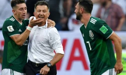 Le sélectionneur du Mexique Juan Carlos Osorio (c) avec ses joueurs Hector Herrera (g) et Miguel Layun après la victoire 1-0 contre l'Allemagne au Mondial, le 17 juin 2018 à Moscou