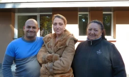 De gauche à droite, Tony Debarre, Johanna Pietri et Marie Winterstein figurent parmi les premiers habitants de la "Résidence de la solidarité" à Saint-Thibault-des-Vignes (Seine-et-Marne), le 1er octobre 2015
