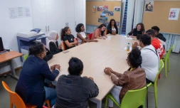 rencontre entre des jeunes, la secrétaire d'Etat et la vice-présidente du Département Sophie Arzal