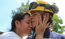 Un mineur secouru embrasse un de ses proches après être sorti d'une mine effondrée à Segovia, en Colombie, le 24 septembre 2025 ( AFP / JAIME SALDARRIAGA )