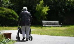 Une résidente d'un Ehpad utilise un déambulateur, le 23 juillet 2020 à Ploudalmezeau, dans le Finistère