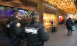 Des gendarmes patrouillent devant un grand magasin parisien le 19 novembre 2015