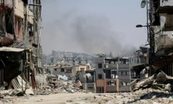 De la fumée s'élÚve au-dessus d'un secteur visé par un bombardement israélien dans le quartier de Choujaiya, dans l'est de Gaza-ville, le 28 juin 2024, sur fond de guerre dans la bande de Gaza entre Israël et le mouvement islamiste palestinien Hamas