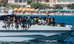 Des migrants sur un bateau des autorités italiennes dans le port de Lampedusa, le 15 septembre 2023