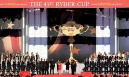 Les équipes américaine et européenne de Ryder Cup suivent l'hymne des Etats-Unis à Chaska, le 29 septembre 2016